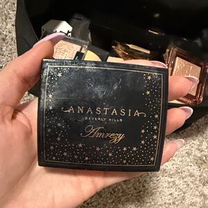Anastasia Beverly Hills Amrezy Highlighter Compact